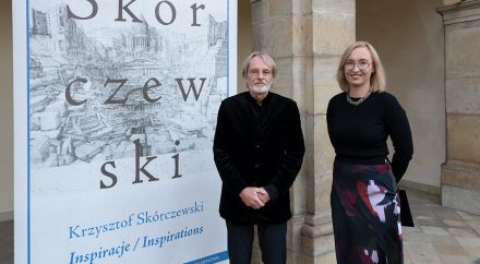 Fotografia: kobieta i mężczyzna na tle plakatu z napisem Skórczewski